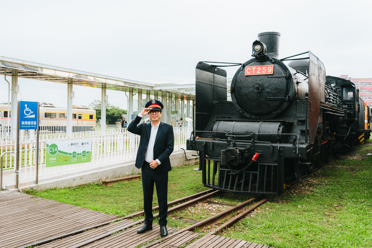 陳其邁開箱全新升級全台最大戶外鐵道博物館哈瑪星鐵道園區。 圖：高雄市文化局提供