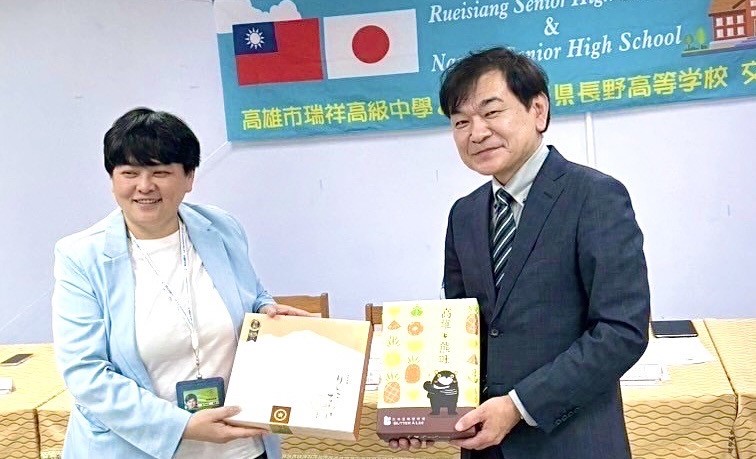 劉靜文(左)與廣田昌彥(右)互換禮物。 圖：高雄市教育局提供