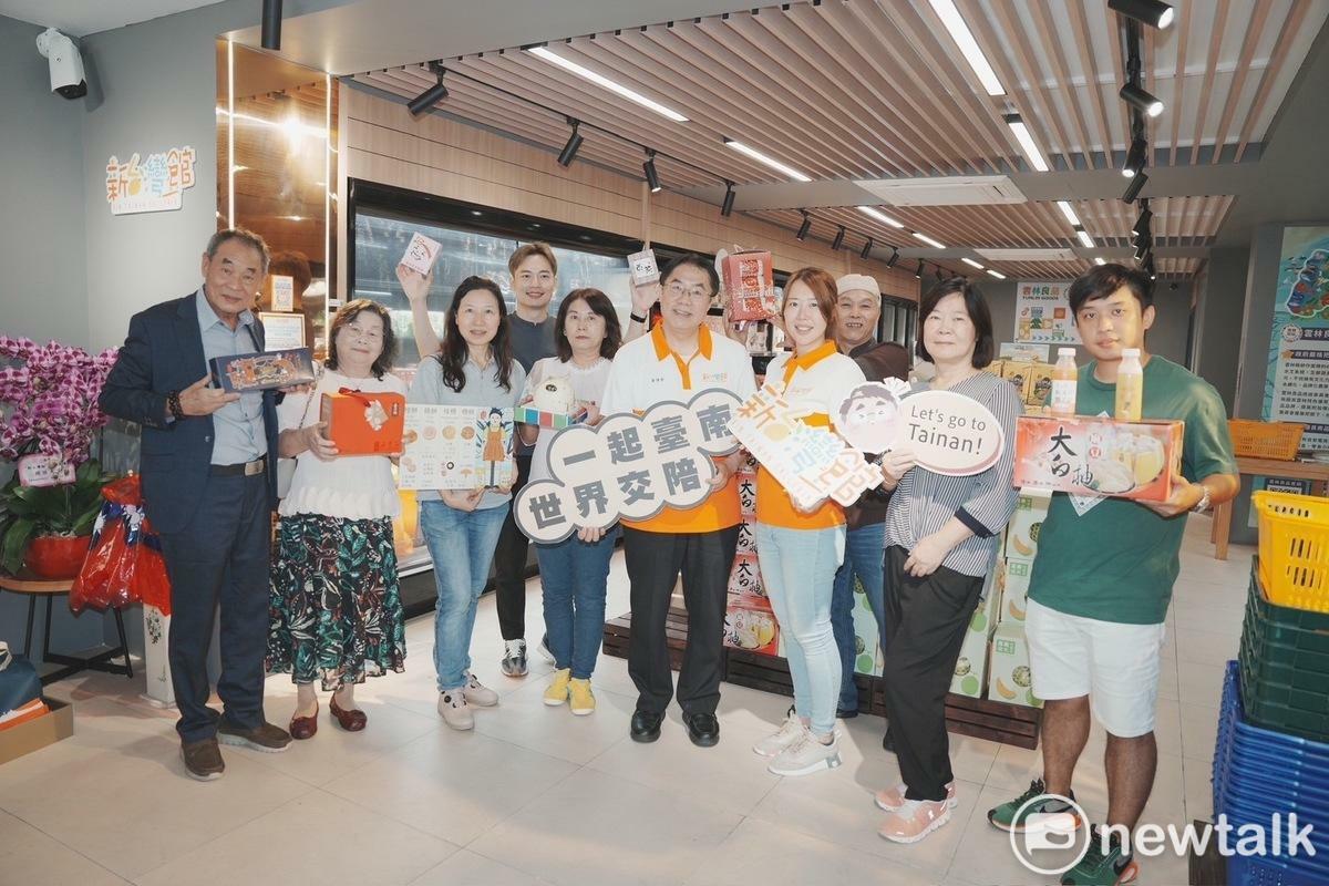 新加坡「新台灣館」本月16日盛大開幕，作為一個結合實體與線上直播功能的台灣產品銷售平台，新台灣館的成立能讓更多星國消費者輕鬆選購台南優質農特產品。台南市長黃偉哲帶領台南多家廠商，推出多款強棒產品在新台灣館販售，並運用館內常設空間，推廣觀光旅遊及文創商品，並在17日前往了解館內台南產品的上架情形。 圖：台南市政府提供