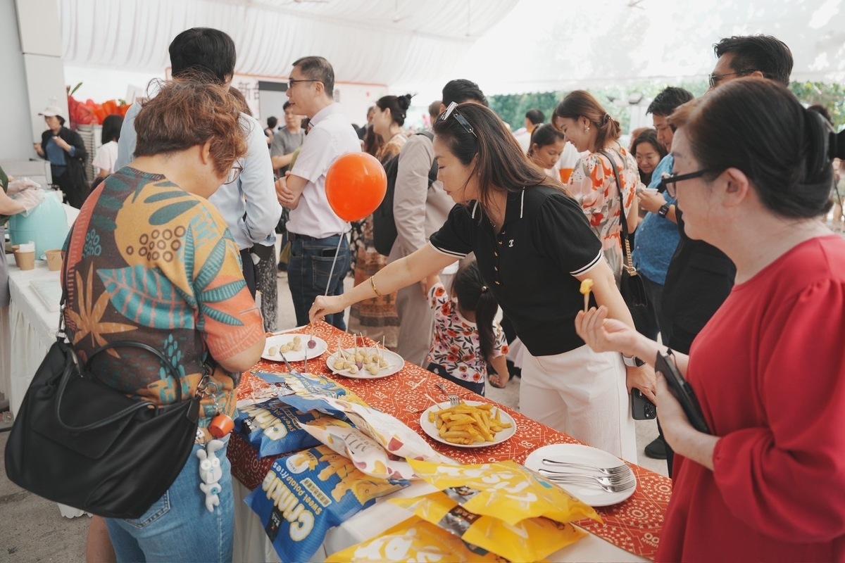 新加坡「新台灣館」台南攤位前人潮滿滿，頗受星國消費者青睞。 圖：台南市政府提供