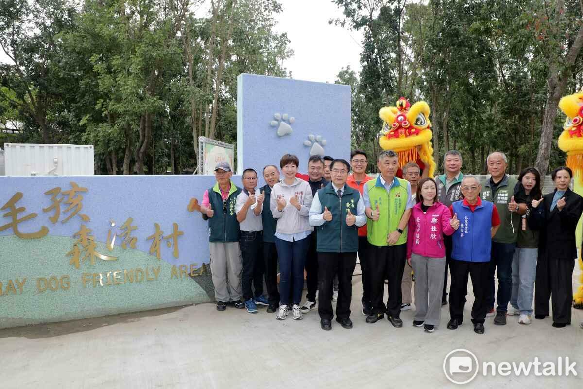 為解決地方人犬衝突問題，台南市政府於仁德區成功里打造全國首座由公部門設立的遊蕩犬暫置友善場域—「毛孩森活村」，並於今日落成啟用。毛孩森活村佔地約一公頃，除了提供收容設施外，還融入綠地休憩空間，未來將優先收容當地的遊蕩犬，收容量能約達200隻。 圖：台南市政府提供