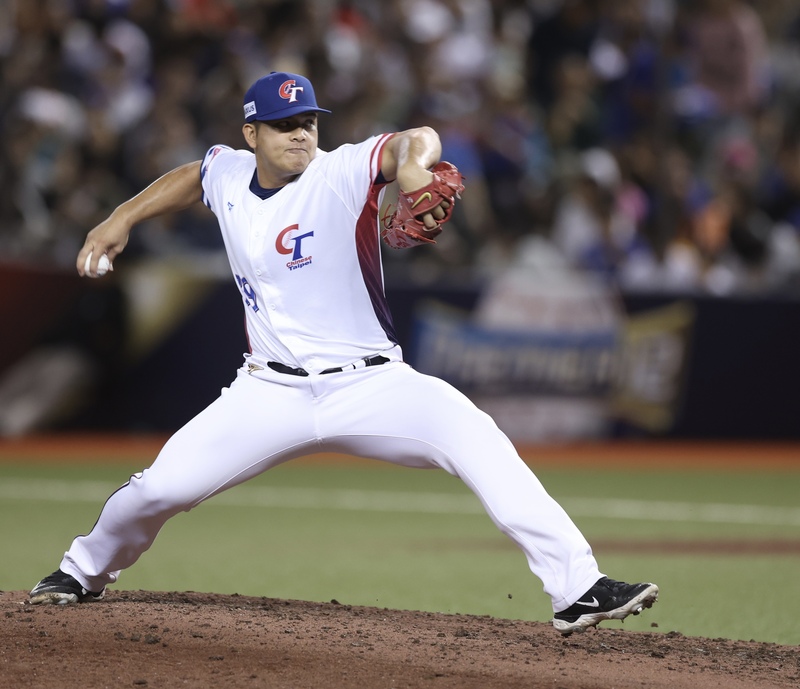 世界12強棒球賽台灣隊18日迎戰古巴，延續搶勝氣勢，4局打完2比0領先，5局上，台灣隊換上黃恩賜（圖）擔任中繼投手。 圖：中央社