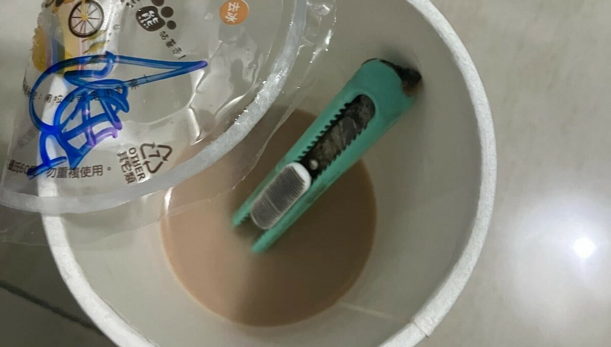 高雄民眾在手搖飲內發現美工刀一把。 圖：孫家銘翻攝