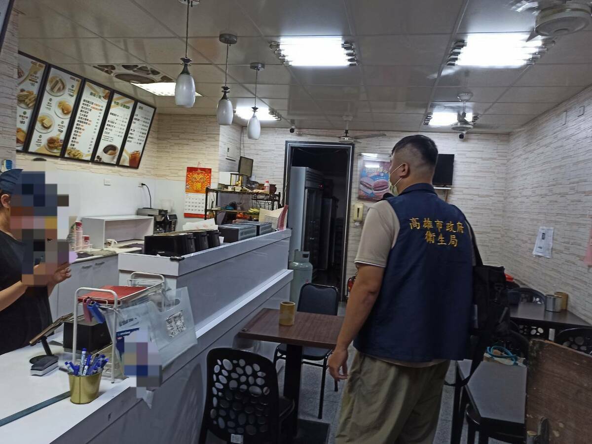衛生局接獲民眾反映派員前往店家稽查。 圖：高雄市衛生局提供