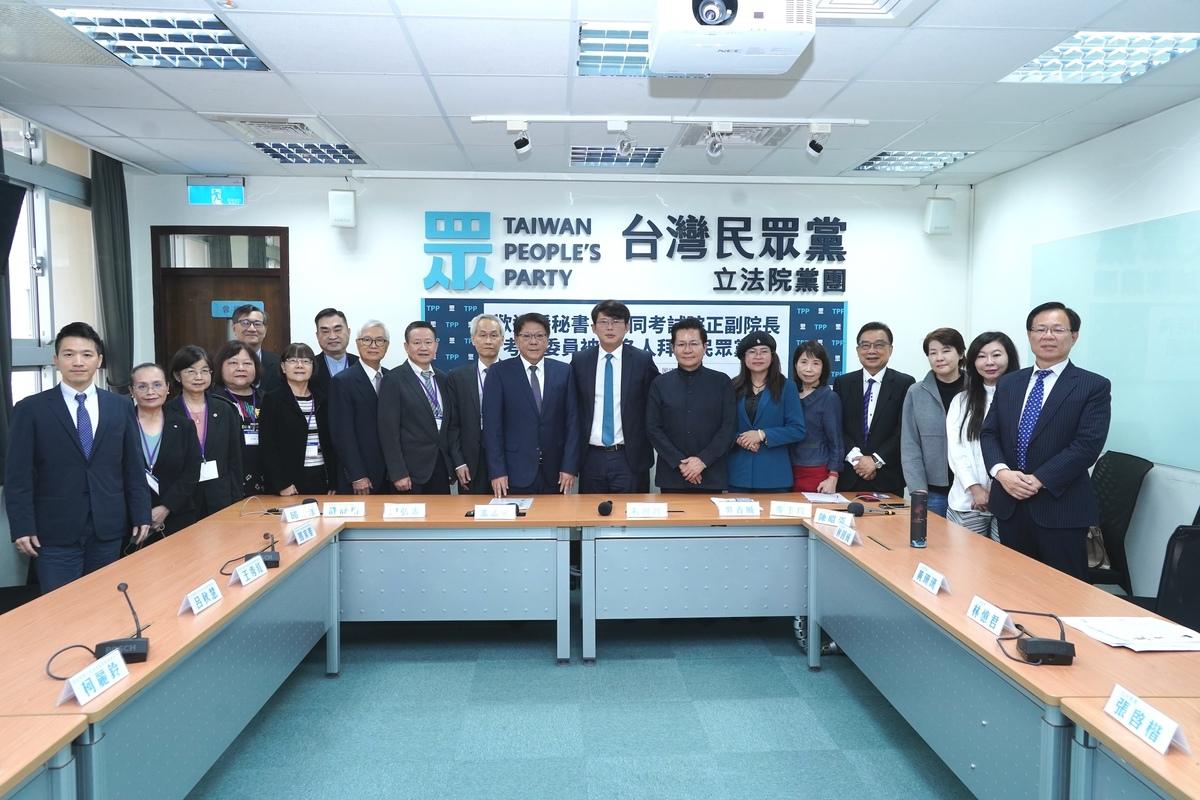 總統府秘書長潘孟安率領考試院正副院長及考委提名人拜會民眾黨團。 圖：民眾黨 / 提供