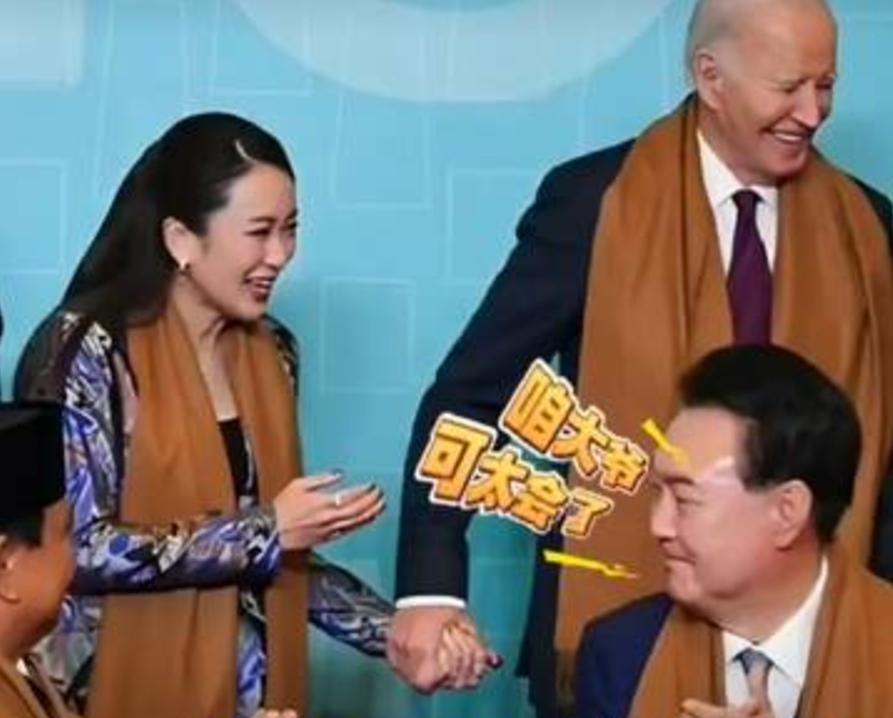 拜登在 APEC 峰會的拍照環節時，牽手互動站在旁邊的泰國總理貝東丹．欽納瓦 ( Phaethongthan Chinnawat )。網友笑稱拜登真的「太會了」 圖 : 翻攝自 X / 亞軍 &amp; 王歪嘴