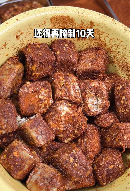 近日「霉豆腐」在台熱議，衛福部提醒民眾，未檢驗食品可能有害，應選有標章產品。 圖：翻攝自臉書社團