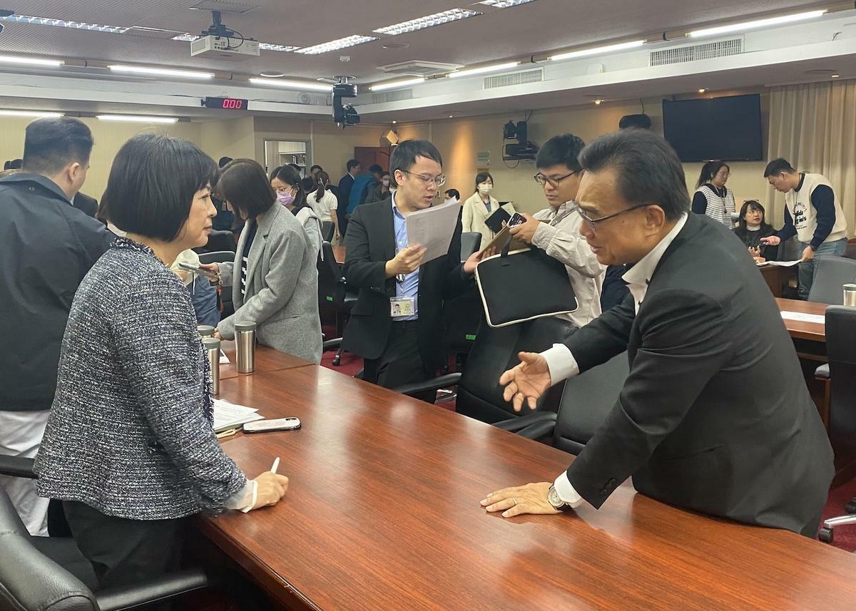 民眾黨立委林國成(右)與民進黨立委林月琴溝通 圖：林朝億/攝