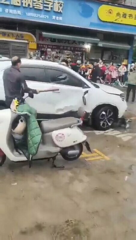湖南常德一所小學前，19日上午發生汽車衝撞人群事件，傳出造成包括兒童在內多人受傷。 圖：翻攝「X」@myokoi1962