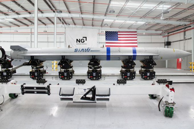 近期美國國防科技公司諾斯洛普．格魯曼( Northrop Grumman )將新型武器 SiAW 的測試導彈交付給美國空軍，吸引全世界軍事愛好者關注。 圖：翻攝自 @Aurora107E X 帳號
