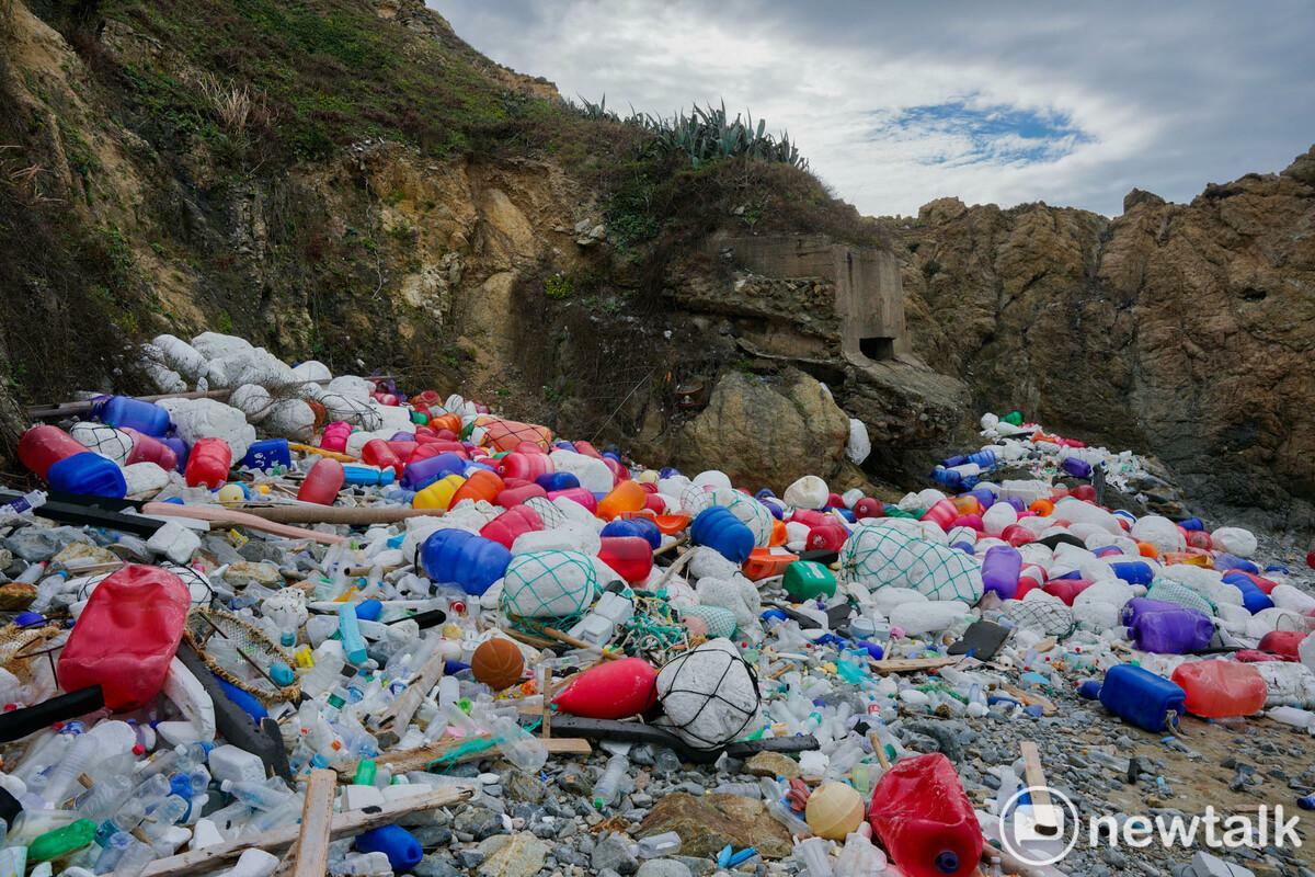 從中國來的海漂垃圾隨著強風和大浪攻佔島嶼面北的海岸線，沙灘上、礁石上滿佈著從對岸來的紅、藍色浮球、白色保麗龍、綠色尼龍繩…..，這些海漂廢棄物外表色彩斑斕，遠眺猶如海岸線上的裝置藝術，近觀則是一堆又一堆的垃圾，讓無敵海景黯然失色，美麗自然的海岸風景滿滿的衝突感與荒謬感！ 圖：張良一/攝