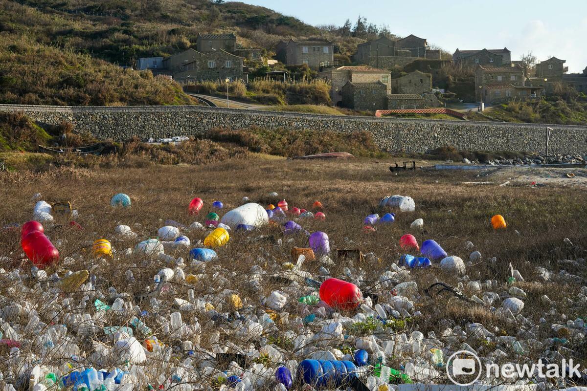 從中國來的海漂垃圾隨著強風和大浪攻佔島嶼面北的海岸線，沙灘上、礁石上滿佈著從對岸來的紅、藍色浮球、白色保麗龍、綠色尼龍繩…..，這些海漂廢棄物外表色彩斑斕，遠眺猶如海岸線上的裝置藝術，近觀則是一堆又一堆的垃圾，衝擊著具有文資價值的傳統聚落的生態環境！ 圖：張良一/攝