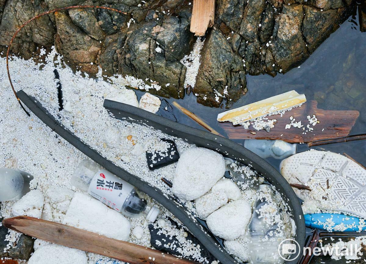 保麗龍微粒飄浮在礁石的水面上，衝擊島上的環境生態。 圖：張良一/攝