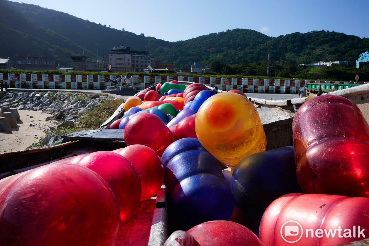 一艘擱淺在北竿幾場旁的廢棄漁船上，堆滿來自對岸的彩色浮球。 圖：張良一/攝