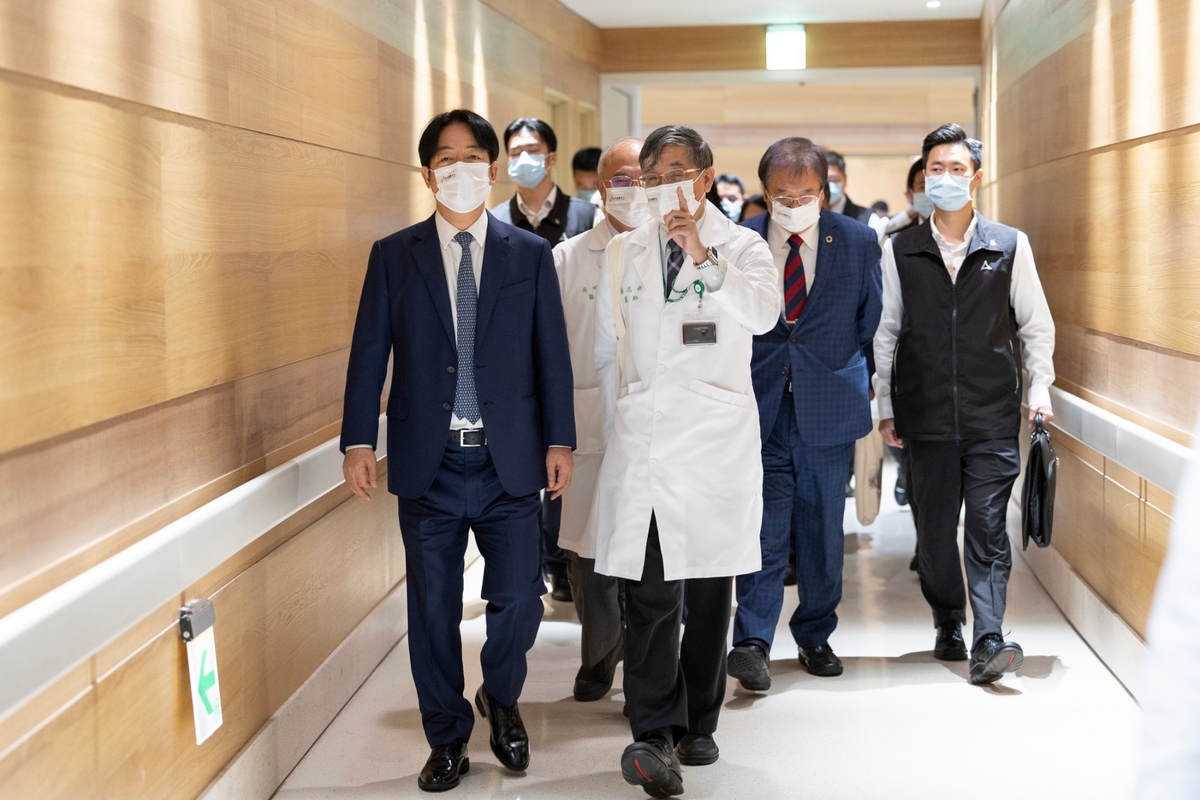 總統賴清德訪視台大醫院癌醫中心分院。 圖：總統府提供