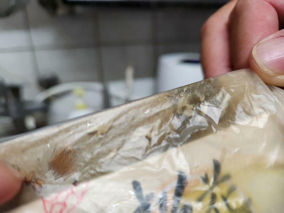 宜蘭消費者買皮蛋驚見蛆，全聯下架並通知供應商檢查，衛生局介入以防再發。 圖：翻攝自《宜蘭知識＋》