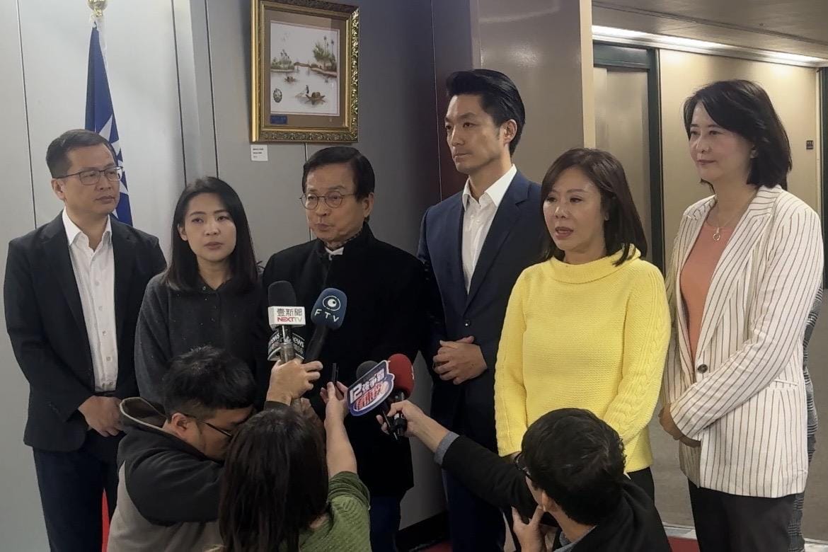 台北市長蔣萬安（右3）與5位國民黨立委王鴻薇（右起）、李彥秀、賴士葆、徐巧芯、羅智強。 圖：台北市政府 / 提供