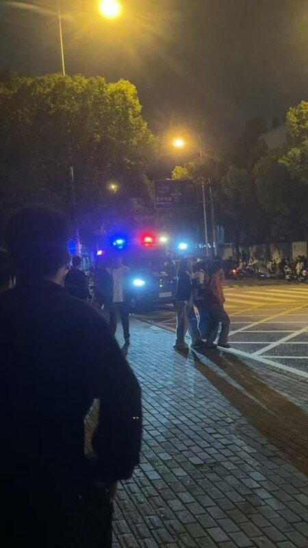 江蘇無錫工藝學院 16 日發生無差別持刀砍人事件，造成 8 死 17 傷。凶手總共有 4 人，其中 2 人分別前往常州與蘇州，再次展開殺人行動。 圖：翻攝自新聞調查 X 帳號