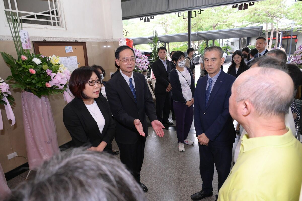 康裕成(左一)特別率一級主管前往追悼老議長吳鐘靈。 圖：高雄市議會提供