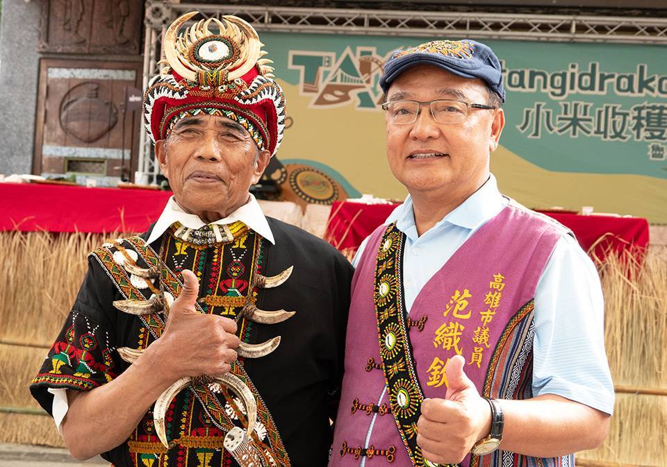 范織欽(右)爭取政府推動偏鄉醫療精進計畫，讓牙科醫師定期駐診，造福原民偏鄉部落。 圖：范織欽服務處提供
