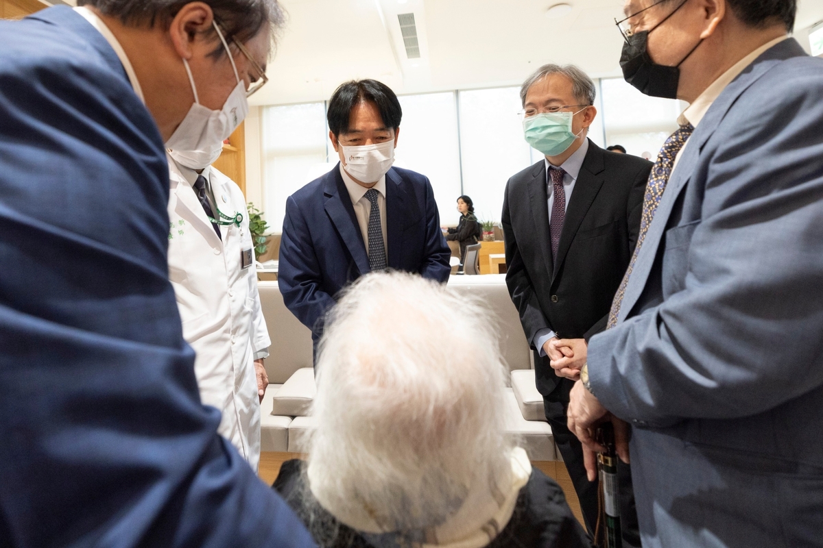 總統賴清德訪視台大醫院癌醫中心分院。 圖：總統府提供