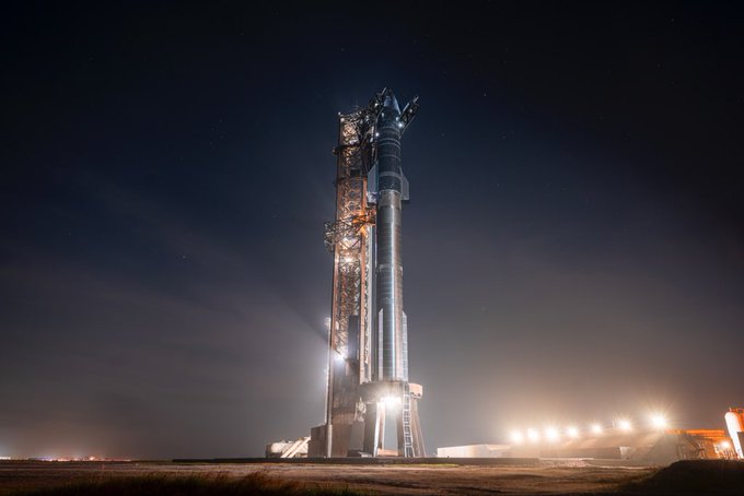 美國聯邦航空管理局將 SpaceX 位於德州的總部上空設定為「貴賓行動飛行臨時限制區域」，外媒推測美國總統當選人川普很可能計畫前往德州，與馬斯克一起觀賞星艦升空。 圖：翻攝自 @elonmusk X 帳號