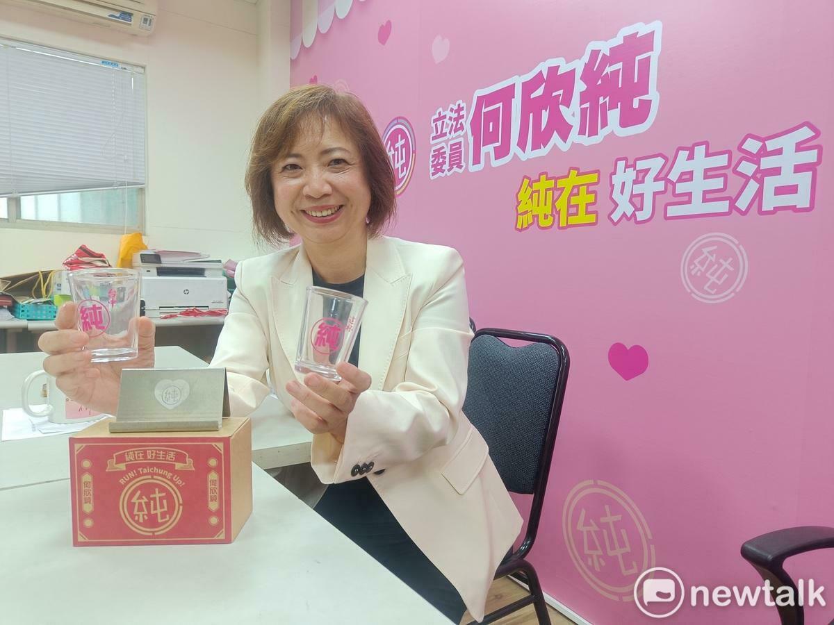 何欣純的選舉小物很搶手。 圖：唐復年/攝