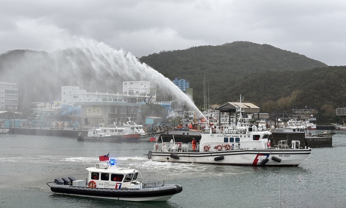 海巡署「CP-1075」沿岸多功能艇進駐澳底，PP-3591以水拱門迎接。 圖：海巡署提供