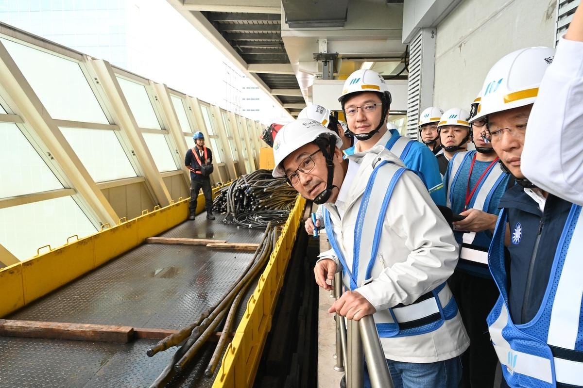 侯友宜視察環狀線鋼箱梁復位進度。 圖：新北市政府/提供
