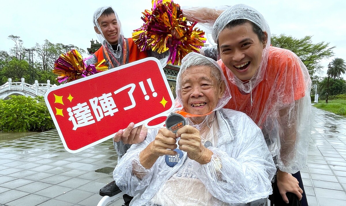 社工與志工陪伴 9旬爺奪得人生首面獎牌。 圖：弘道老人福利基金會提供