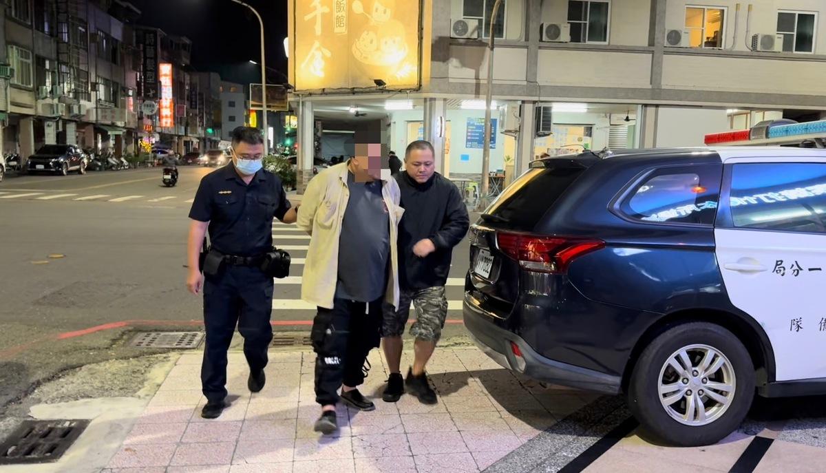 詐騙集團車手(中)遭埋伏員警逮捕。 圖：孫家銘翻攝