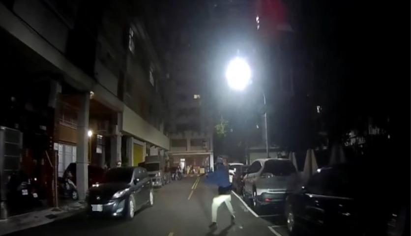 車手同夥欲車衝撞員警，遭警方開槍射擊左前輪後仍逃逸。 圖：孫家銘翻攝