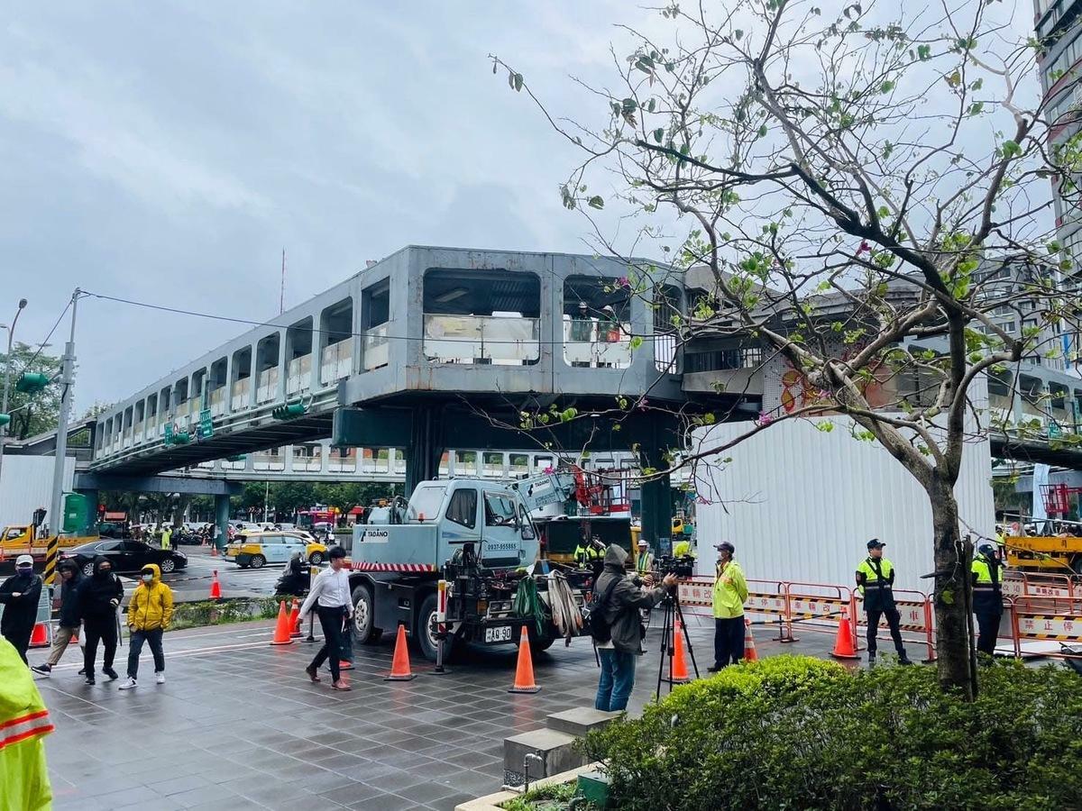 和平新生天橋遭拆除。 圖：守護和平新生天橋