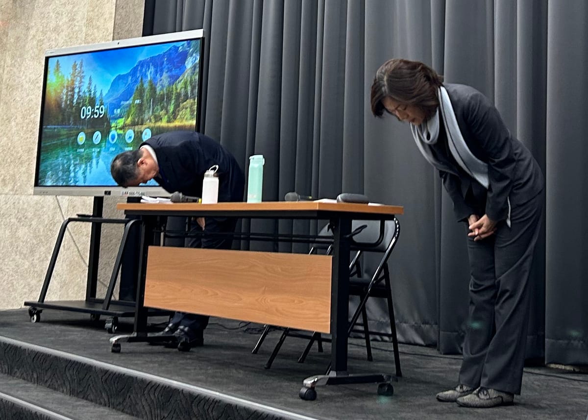 勞動部長何佩珊（右）和勞動部政務次長許盛傳（左）昨日召開記者會公布調查報告。 圖：翻攝自勞動部臉書