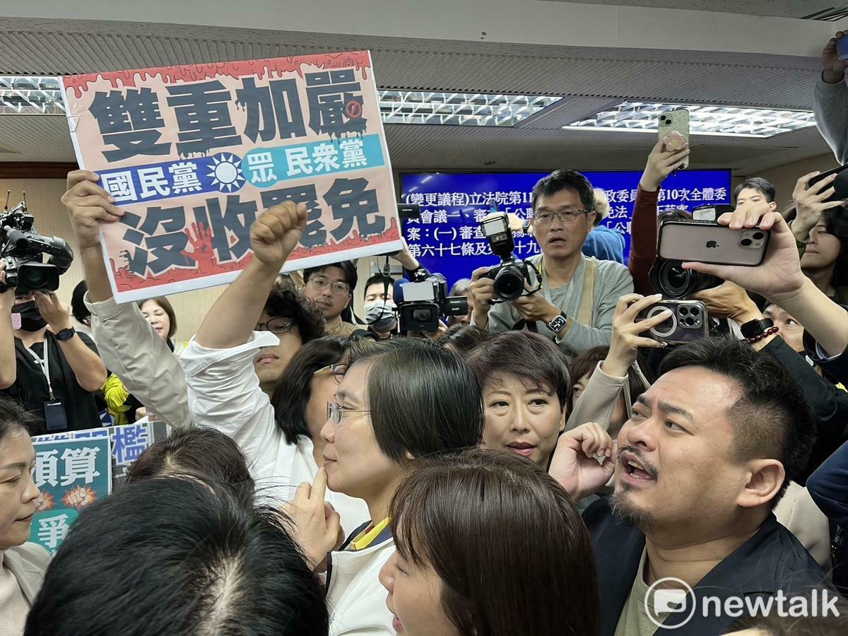 立院內委會因選罷法藍綠爆發肢體衝突，王鴻薇控訴洪申翰緊貼拉人，洪批王造謠。 圖：金大鈞/攝
