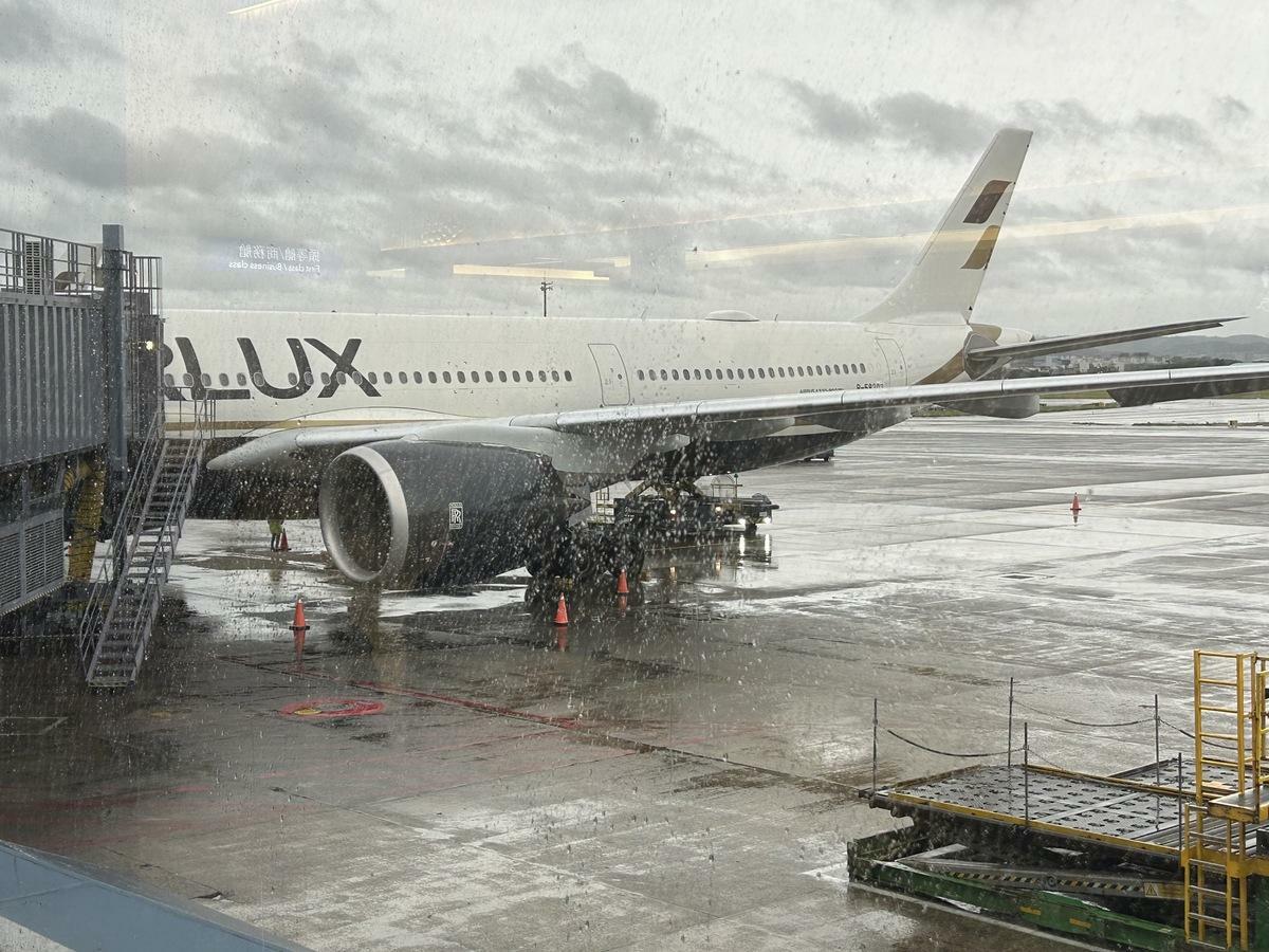 星宇航空一架班機在10月31日康芮颱風侵台時，發生「重落地」，引起民眾、民航局關心飛航安全。而今(20)日民航局於立法院交通委員會提出五大精進措施，並在11月15日發函華航、長榮及星宇航空要求落實保守簽派。（示意圖） 圖：林岑韋／攝