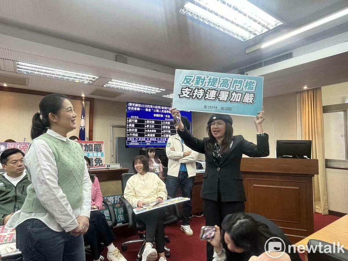 民眾黨立委麥玉珍突舉標語進入會議室，再度遭到民進黨團反酸洗臉。 圖：金大鈞/攝