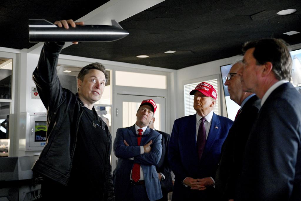 美國當選總統川普當日前往博卡奇卡基地觀摩了此次試飛，為 SpaceX 的成就加油助威。 圖 : 達志影像/美聯社