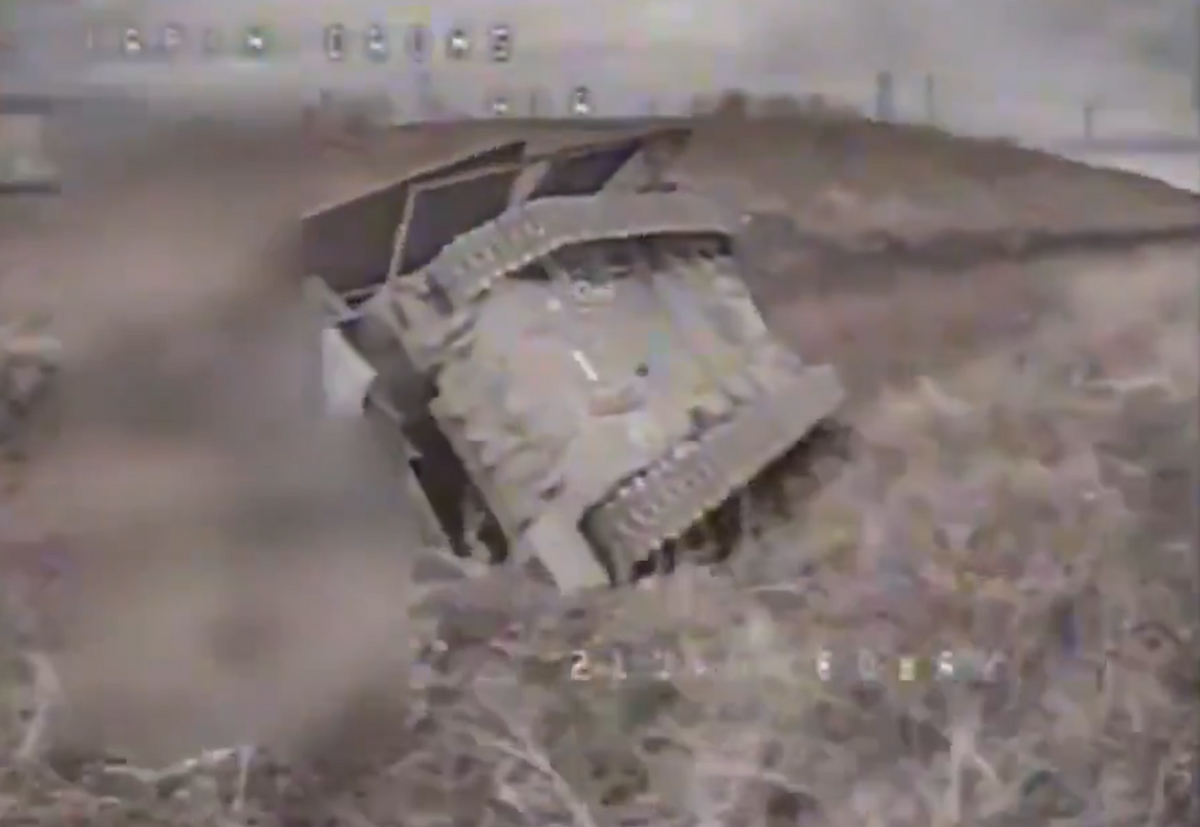 烏軍無人機在某處戰場擊中 1 輛俄軍坦克，俄軍坦克試圖越過反坦克溝以此逃生，但最終仍以失敗收場。 圖：翻攝自 rainbow7852 X 帳號