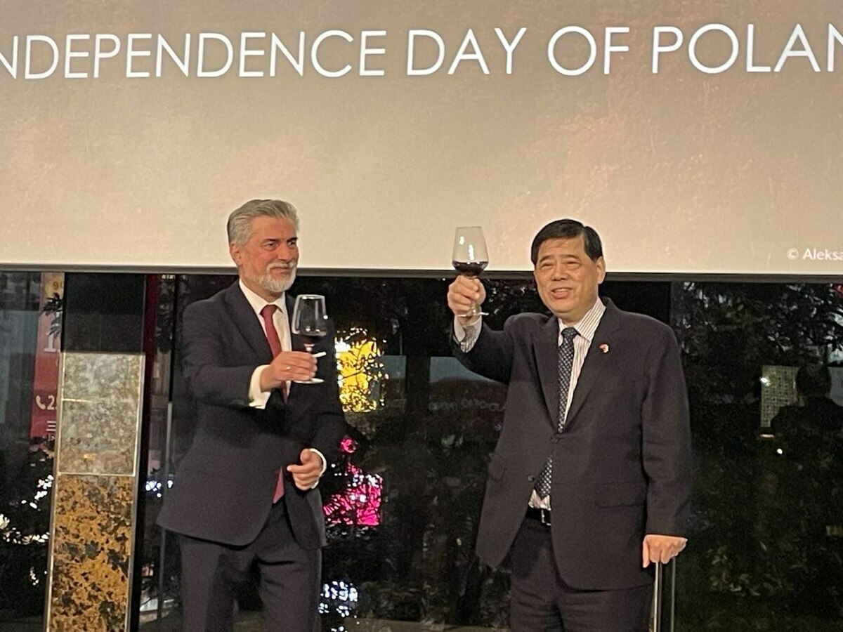 外交部常務次長陳立國（右）及波蘭臺北辦事處處長高則叡與現場賓客共同舉杯祝賀。 圖：外交部／提供