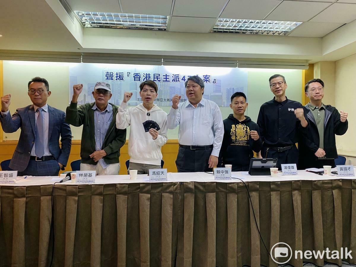 中華亞太菁英交流協會今舉行「聲援『香港民主派47人案』」記者會，由教授王智盛（左1）主持，邀請銅鑼灣書店店長林榮基（左2）、香港邊城青年秘書長馮詔天（左3）、香港當代視覺藝術家黃國才（右2）、在台港人湯偉雄（右3）、台灣經濟民主連合智庫召集人賴中強（右4）、九月茶餐廳負責人Andy（右1）等人出席。 圖：周煊惠 / 攝