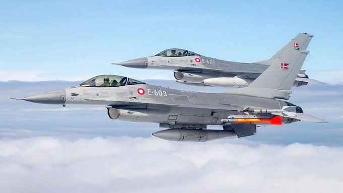 丹麥已交付 6 架 F-16 戰鬥機給烏克蘭，並計劃分三批共 19 架援烏。 圖：翻攝自X / NEXTA