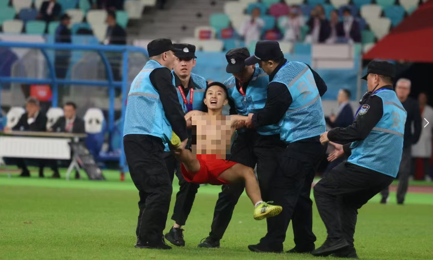 狂熱球迷在逃跑過程中，脫下了身穿的衣服。 圖：翻攝自李老師不是你老師 X 帳號