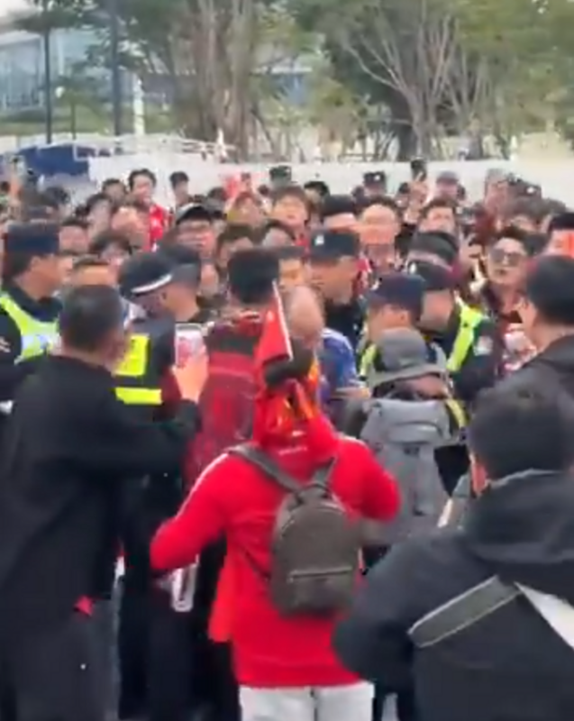 1 名被疑為中國男子的人在場外穿日本球衣，引起他人不滿，大罵他是漢奸。 圖：翻攝自歲靜小能手 X 帳號