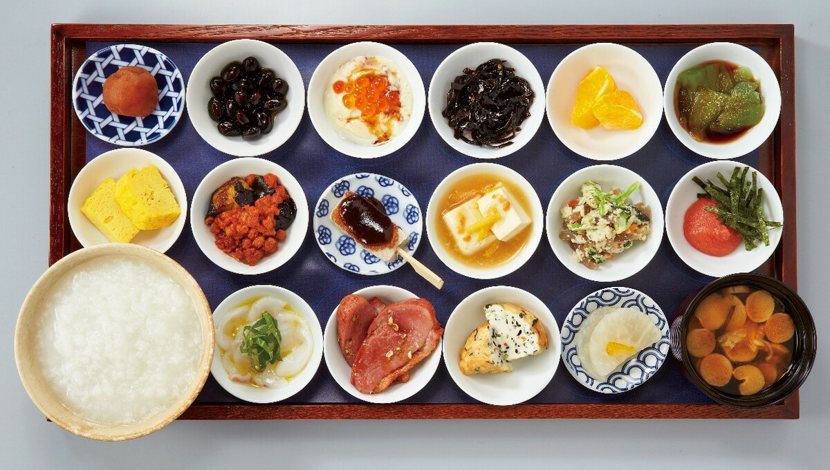 著名的築地本願寺超人氣的「18道品早飯」。 圖：©Tsukiji Hongwanji／提供