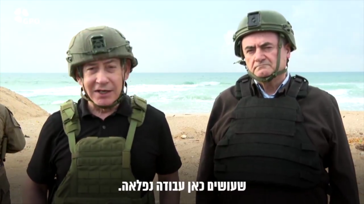 納坦雅胡(左)在視察加薩北部以色列國防軍（IDF）部隊時強調，軍隊已經在摧毀哈瑪斯的軍事能力方面取得顯著進展，並強調以色列的最終目標是「哈瑪斯不會在加薩統治」。 圖:翻攝自影片