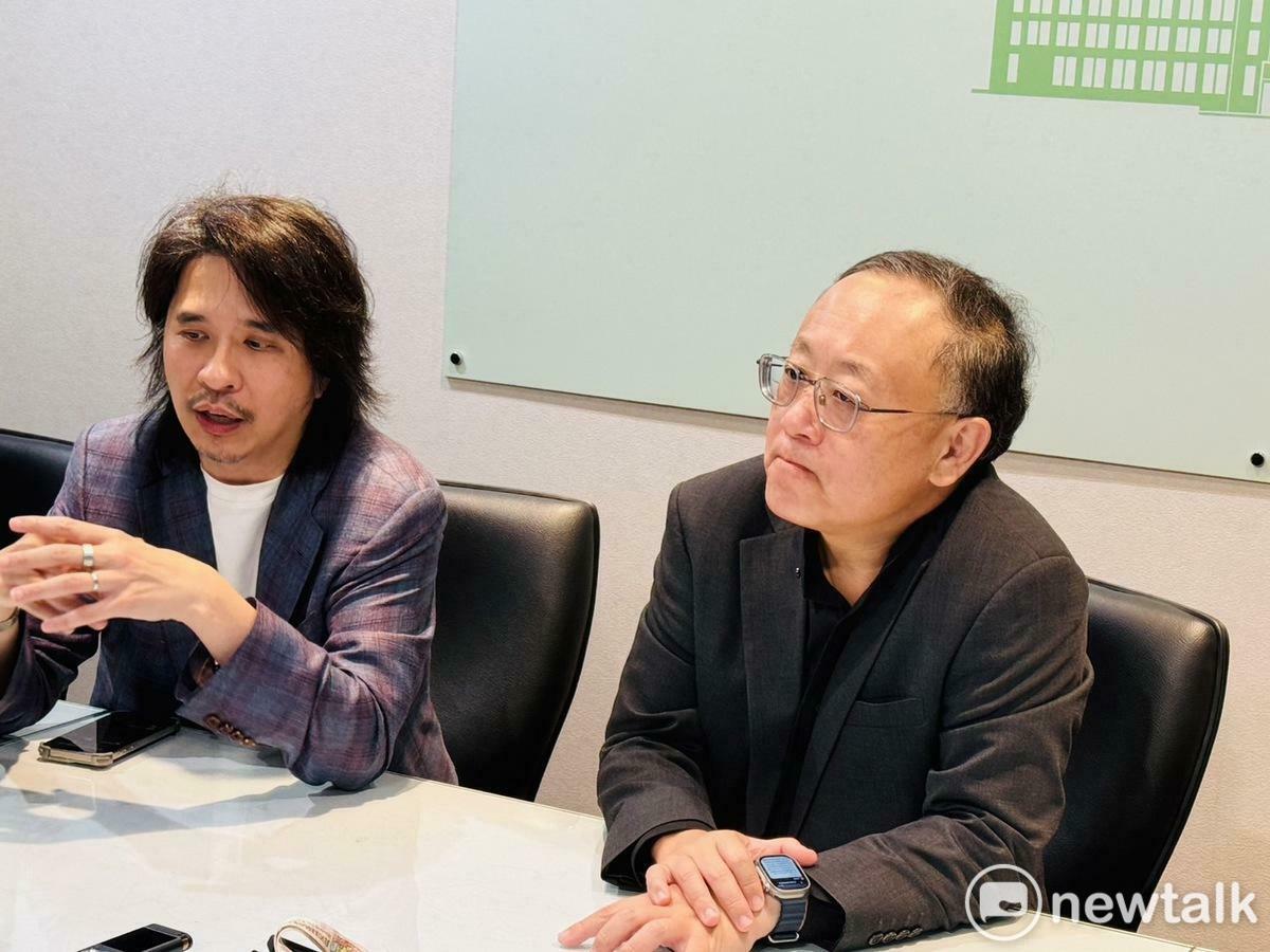 政務委員史哲今（20）天下午與教育部次長葉丙成在行政院對媒體說明「青年百億海外圓夢計畫」。 圖：謝莉慧/攝