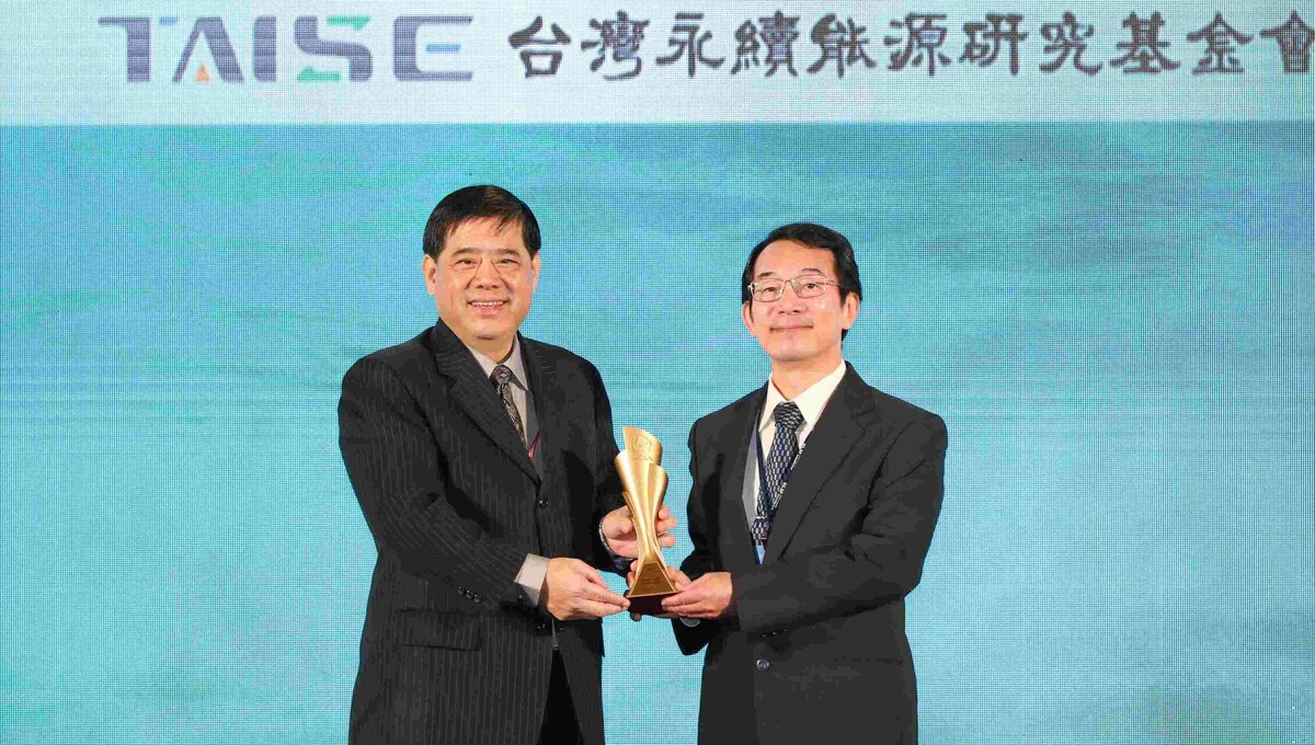 中鋼執行副總鄭際昭(右)接受外交部次長陳立國(左)頒獎。 圖：中鋼提供