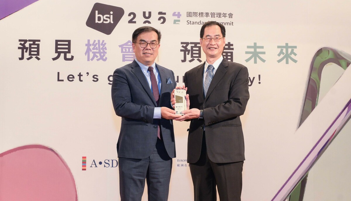 中鋼生產部門副總周文賢(右)接受環境部長彭啓明(左)頒獎。 圖：中鋼提供