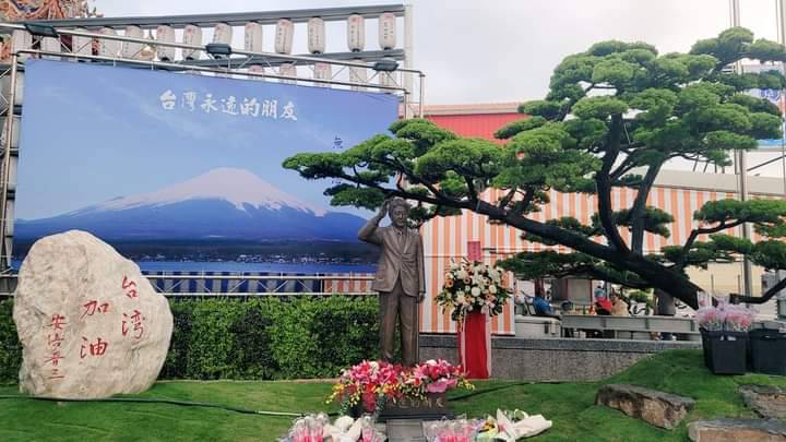 紅毛港保安堂設立日本前首相安倍晉三銅像後，引起日本各界重視。 圖：取自紅毛港保安堂臉書